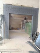 正在底板拆钢筋并利用混凝土